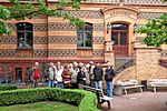 Vor dem Institut für Anatomie